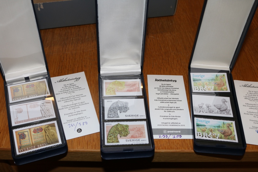 Samling fem askar utgivna av Postnord med tre steg från tillverkningsprocessen, bl.a. gravyravdrag. En av varje från år 2011-15.