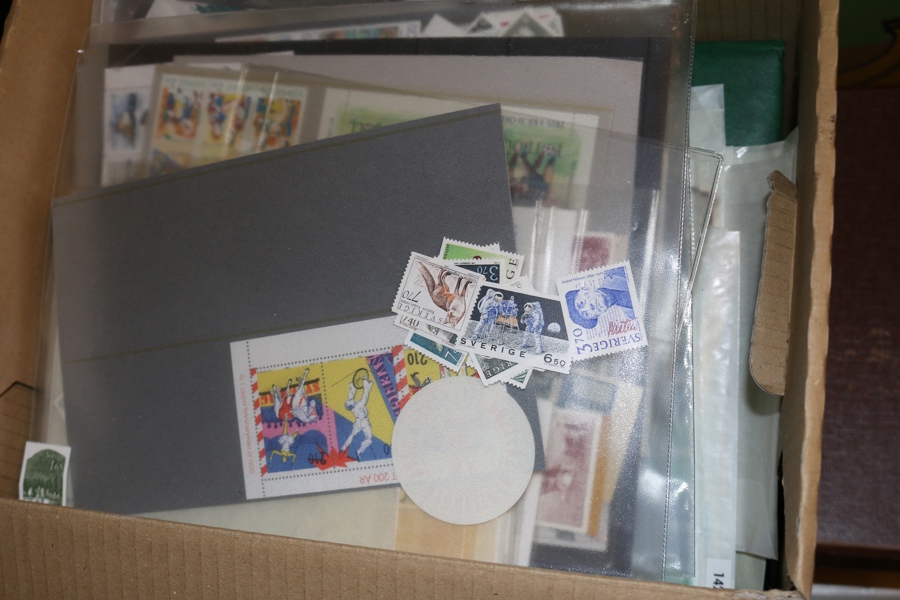 Låda postfrisk "nominal" mest 1980-90-talet. Nominellt värde oräknat men måste vara minst 10000 kr, kanske betydligt mer.