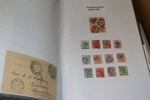 Hela världen-samling i elva välfyllda kontorspärmar, vilket fyller en stor flyttlåda.