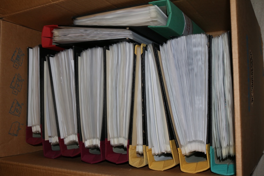 Hela världen-samling i elva välfyllda kontorspärmar, vilket fyller en stor flyttlåda.