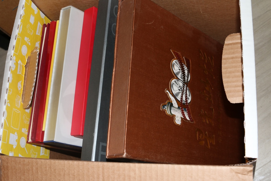 KINA. Parti med årssatser, årsböcker och framför allt presentförpackningar av olika slag, tidsperiod ca 1990-2010.