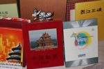 KINA. Parti med årssatser, årsböcker och framför allt presentförpackningar av olika slag, tidsperiod ca 1990-2010.