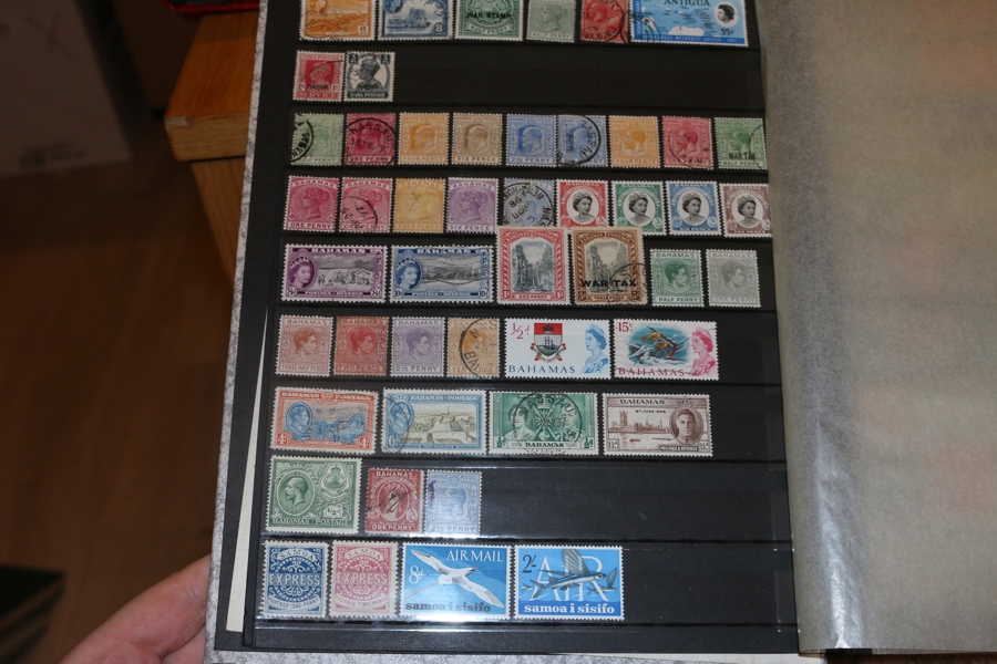 England + Samväldet inkl kolonier. Samling i två 32-sidiga insticksböcker med många bättre märken. Bland annat ses trevliga avsnitt Tasmanien, Barbados, Östafrika, S:t Helena m.m.