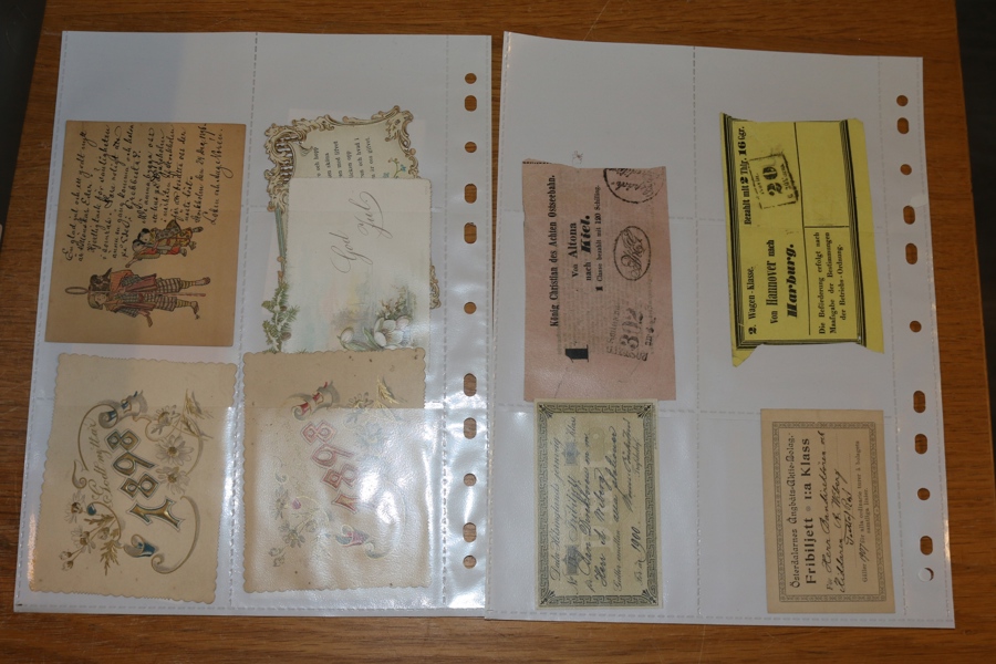 Skokartong med blandat innehåll, bland annat censurbrev 2:a VK olika länder, svenska handräckningskort, postanvisningar, samt lite äldre blandat. Se bilder.