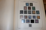USA. Välfylld samling fram klassiskt fram till 1980 i två Schaubekalbum. Innehåller flera bättre märken men som vanligt i något blandad kvalitet. Bl.a. har $3 Columbus flera anmärkningar.