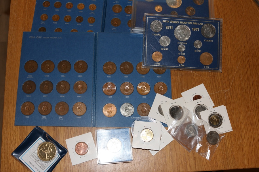 Litet restparti mynt: svenska myntårssatser 1971 (2), 73 och 76 (delvis anmärkningar på etuierna). Vidare finns en del lokalmynt bl.a. Västerås 1979-90 koppar samt ett i silver 1979.