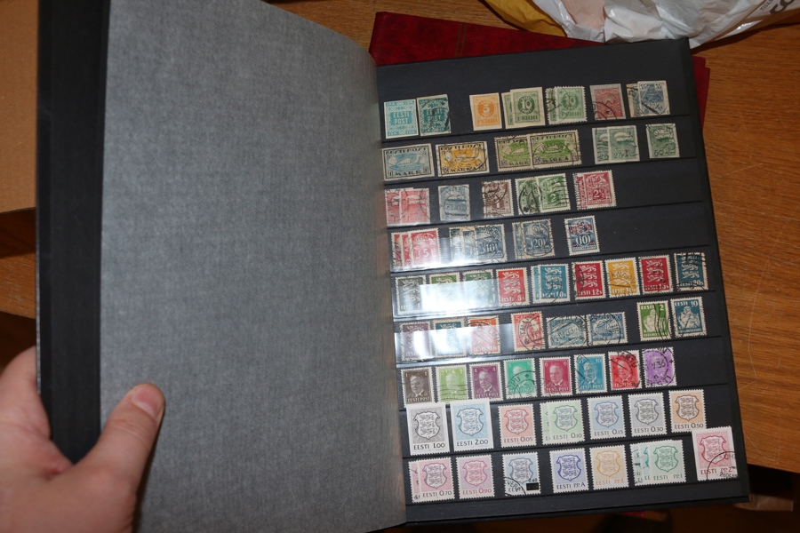 Tre insticksalbum med framför allt en samling Baltikum med en del intressant. Även lite Asien och en påse diverse. Det sista från ett dödsbo.