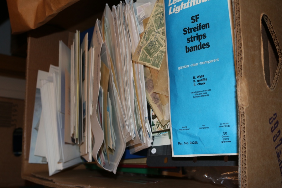 Bananlåda med mest värde i nom uppskattningsvis runt 2500 kr. Dessutom en del annat som enklare Sverigesamling stämplat samt bunt FDC, även en del utland i album och dubbletter i pergamynkuvert.