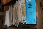 Bananlåda med mest värde i nom uppskattningsvis runt 2500 kr. Dessutom en del annat som enklare Sverigesamling stämplat samt bunt FDC, även en del utland i album och dubbletter i pergamynkuvert.