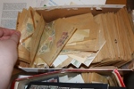 Bananlåda med mest värde i nom uppskattningsvis runt 2500 kr. Dessutom en del annat som enklare Sverigesamling stämplat samt bunt FDC, även en del utland i album och dubbletter i pergamynkuvert.