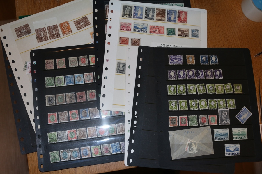 Stort parti Island i tre album och några lösa visirblad. Rörigt parti med en del bättre märken, bör besiktigas. Fyndchanser!