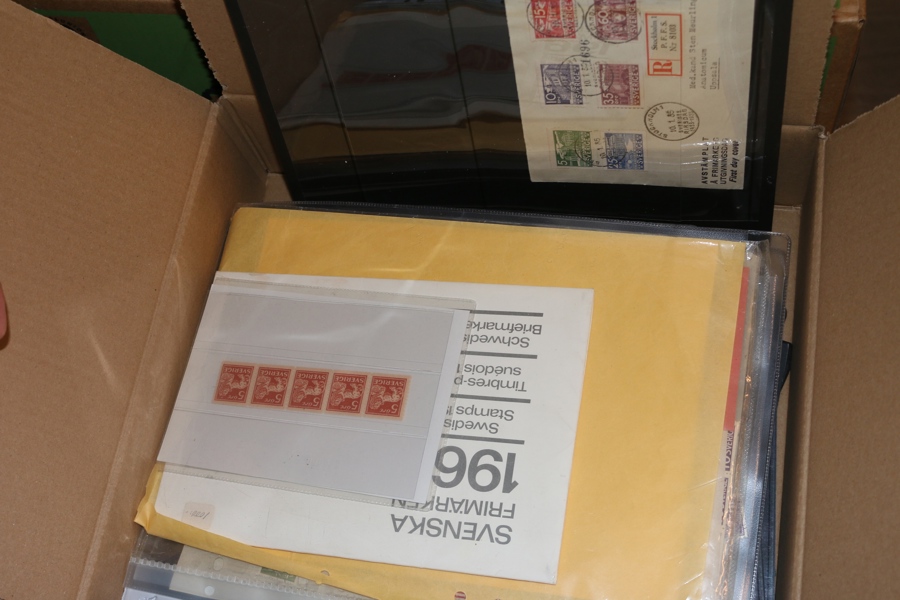 Spännande parti Sverige på nästan 50 visirblad. Blandat innehåll med tonvikt på antingen vackra stämplar eller "bättre" märken. Mycket blandad kvalitet men lågt utrop. Fyndchanser!