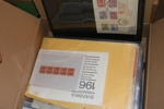 Spännande parti Sverige på nästan 50 visirblad. Blandat innehåll med tonvikt på antingen vackra stämplar eller "bättre" märken. Mycket blandad kvalitet men lågt utrop. Fyndchanser!