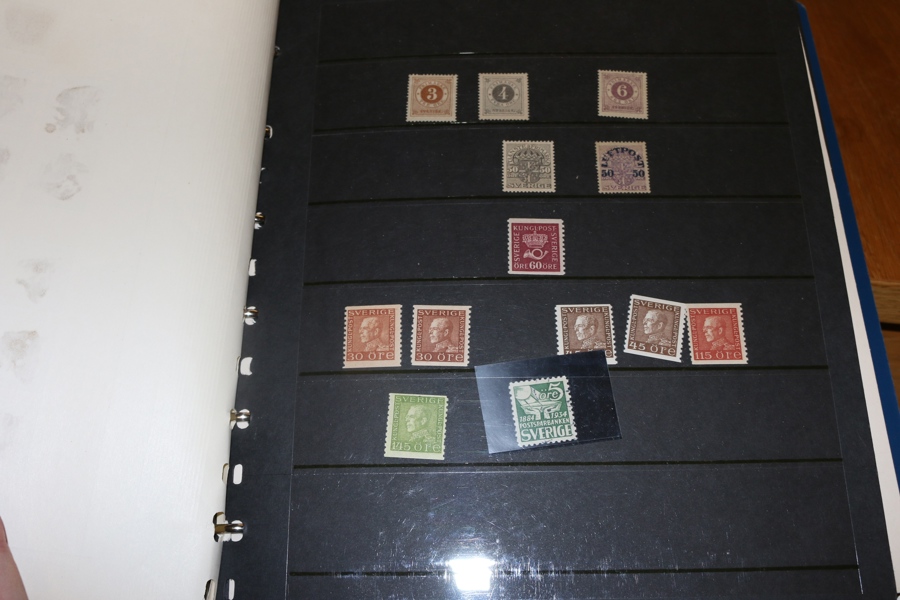 Visiralbum blandat svenskt material både ostämplat/postfriskt och stämplat. Innehåller mycket användbart inkl bättre, men blandad kvalitet. Försiktigt utrop!