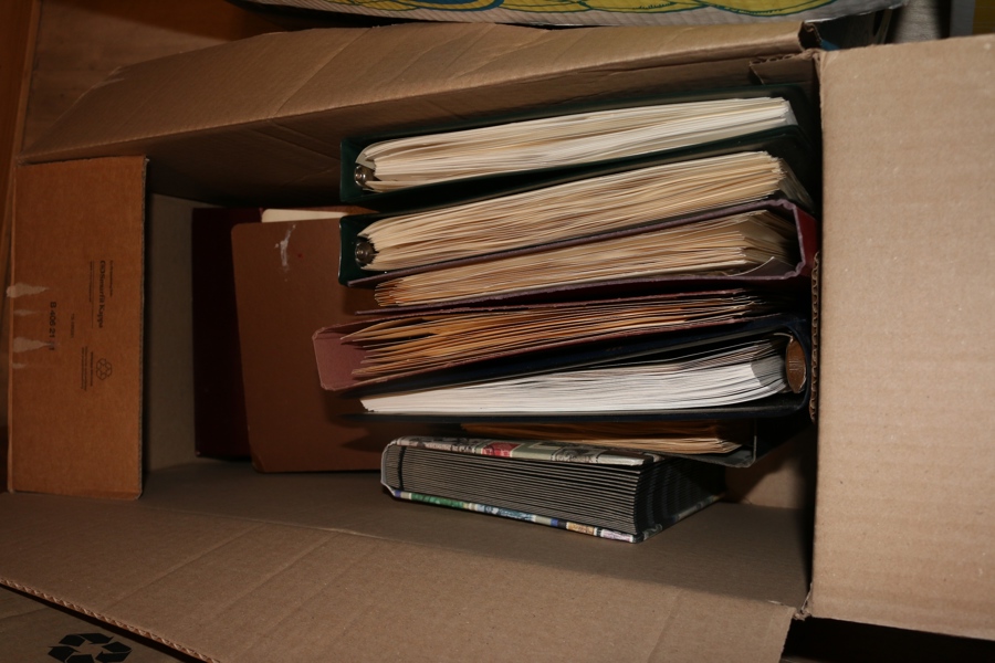 Enklare dödsbo i två stora lådor. Drygt hälften Sverige och resten övriga världen.