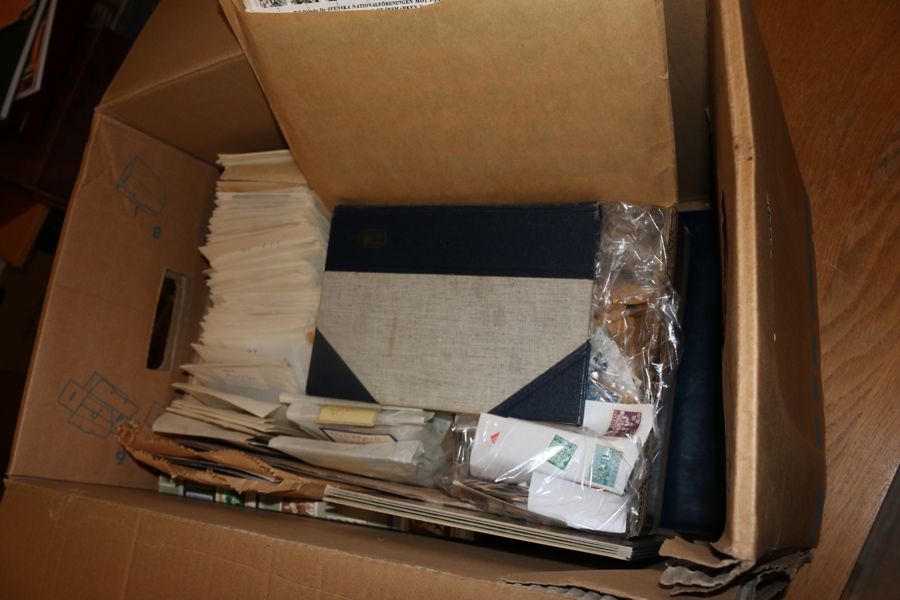 Flyttlåda Sverige. Mest värde i visirpärm xx 1970-80-tal bl.a. två rabatthäften och lite övrig "nominal". I övrigt består lådan av flera dubblettalbum stämplat enklare Sverige och motsv kartotek.