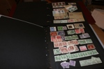 Flyttlåda Sverige. Mest värde i visirpärm xx 1970-80-tal bl.a. två rabatthäften och lite övrig "nominal". I övrigt består lådan av flera dubblettalbum stämplat enklare Sverige och motsv kartotek.