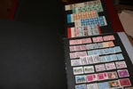 Flyttlåda Sverige. Mest värde i visirpärm xx 1970-80-tal bl.a. två rabatthäften och lite övrig "nominal". I övrigt består lådan av flera dubblettalbum stämplat enklare Sverige och motsv kartotek.