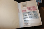 Flyttlåda Sverige. Mest värde i visirpärm xx 1970-80-tal bl.a. två rabatthäften och lite övrig "nominal". I övrigt består lådan av flera dubblettalbum stämplat enklare Sverige och motsv kartotek.
