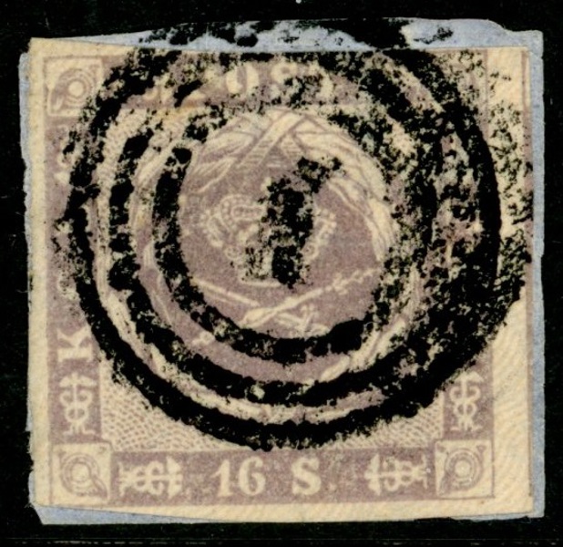 F6. Lot med två märken, det ena på klipp, tätt klippt men utan andra fel. Det andra märket är vackrare, dock reparerat, och detta märke har faktiskt en attest Nielsen som påvisar detta.