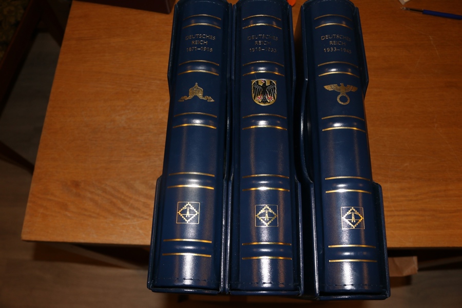 TYSKLAND/REICH. Omfattande samling 1872-1945 i tre påkostade Leuchtturm förtrycksalbum med kassetter.