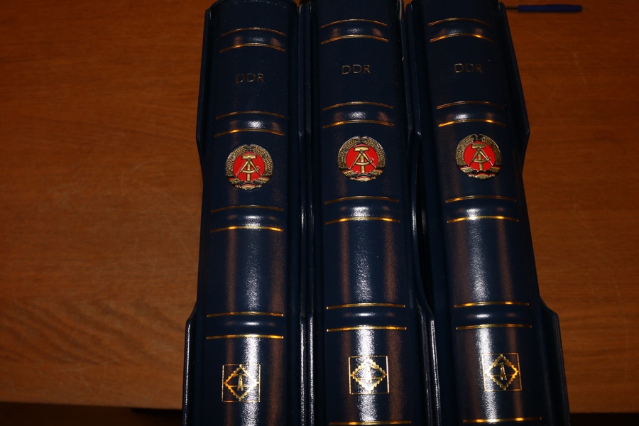 TYSKLAND/DDR. Nästan komplett samling mest stämplat 1949-1990 i tre påkostade Leuchtturmalbum med fickor och kassetter.