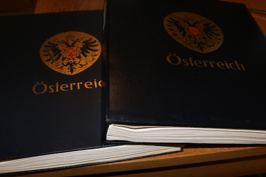 ÖSTERRIKE. Samling i två DAVO-album med fickor 1850-1989.