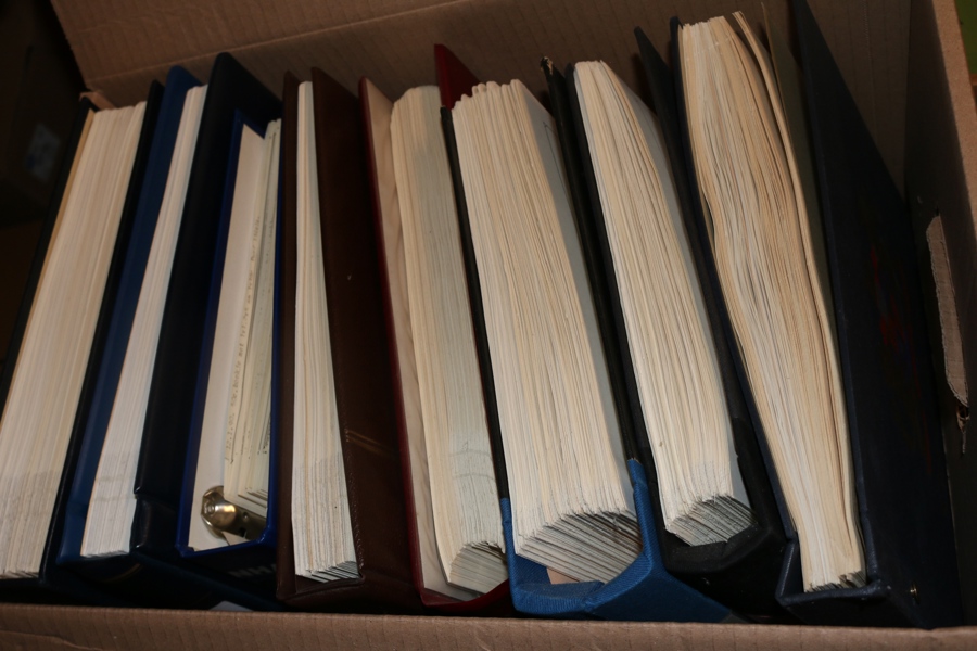 Flyttlåda med åtta album bestående av xx/stpl Tyskland (Bund, Berlin) 1960-90-tal i olika förtrycksalbum. Vidare Österrike 60-70-tal, lite Kanada och en restsamling äldre England.