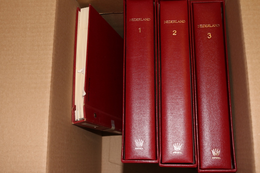 NEDERLÄNDERNA. Fin samling 1852-1998 i tre holländska Importa-album med fickor och kassetter.