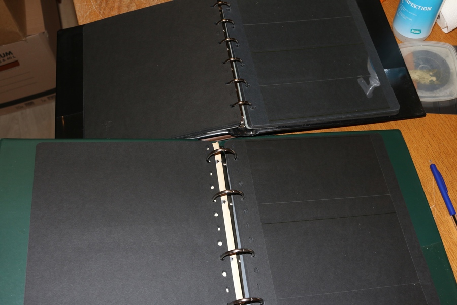 4 visiralbum varav två med sex ringar, samt två andra typer. Alla med 10-20 visirblad/pärm med 2-fickors blad. Smärre skönhetsfläckar men klart användbara.