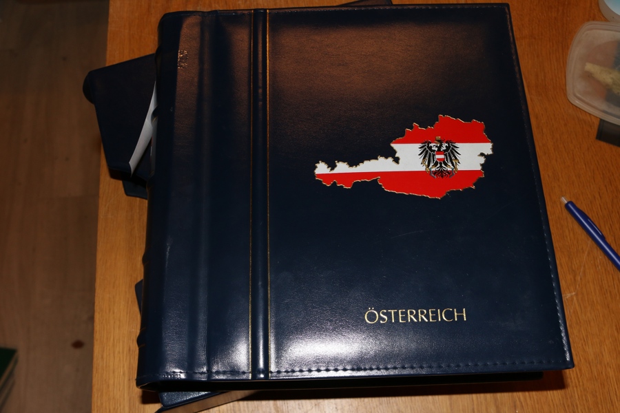 ÖSTERRIKE. Imponerande samling 1850-1959 i fint Leuchtturmalbum med fickor.