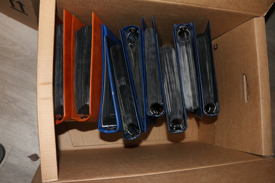 Postens "samlarblad" i ett flertal pärmar i flyttlåda, samt en pärm lösa märken. Nom över 20000 kr. Dessutom en flyttlåda FDC i sju pärmar 1980-2000-tal.