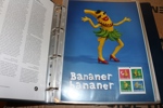 Postens "samlarblad" i ett flertal pärmar i flyttlåda, samt en pärm lösa märken. Nom över 20000 kr. Dessutom en flyttlåda FDC i sju pärmar 1980-2000-tal.