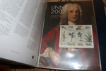 Postens "samlarblad" i ett flertal pärmar i flyttlåda, samt en pärm lösa märken. Nom över 20000 kr. Dessutom en flyttlåda FDC i sju pärmar 1980-2000-tal.