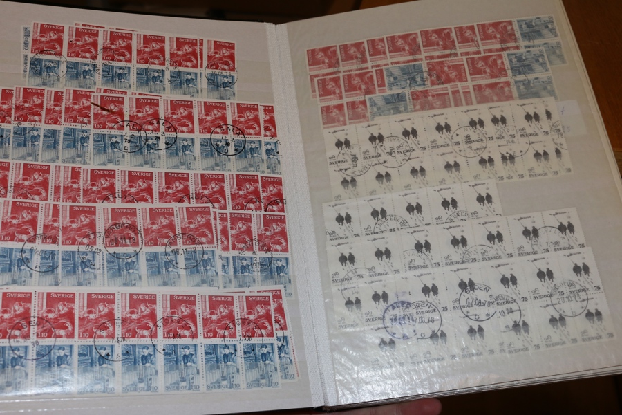 Insticksalbum praktstämplat 1960-80-tal, mycket block och enheter men även singelmärken. Hundratals objekt.