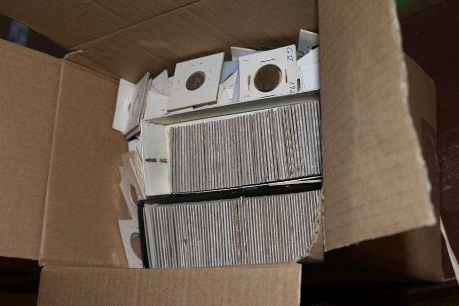 Låda inplastade nickel (mest) eller kopparmynt Sverige. Mycket modernt men även en del 5 öre Oskar II t.ex. Bruttovikt med låda 5,3 kg