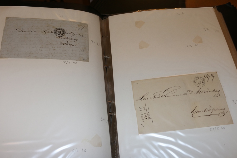 Förfilateli. STOCKHOLM. Två pärmar med brev 1840-50-tal, bland annat många BLÅ stämplar.