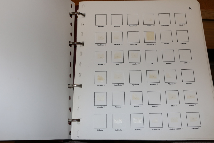 Oscar II. Filateli-Stens bladsats över postanstalter under Oscar-perioden. Begagnad med fastsättarrester men fullt användbar och fräsch i övrigt.