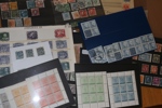 Fyndlåda med bl.a. fina stämplar, varianter, block och häften, brev och kort m.m. Trevlig blandning.