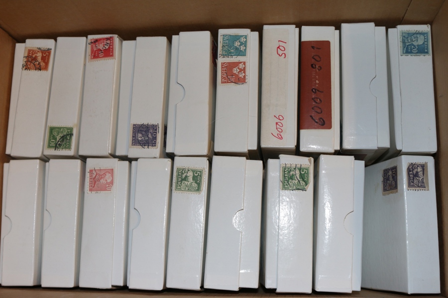 Bandmärken. Tusentals frimärken sorterade i askar, i en mellanstor låda. Fynd?