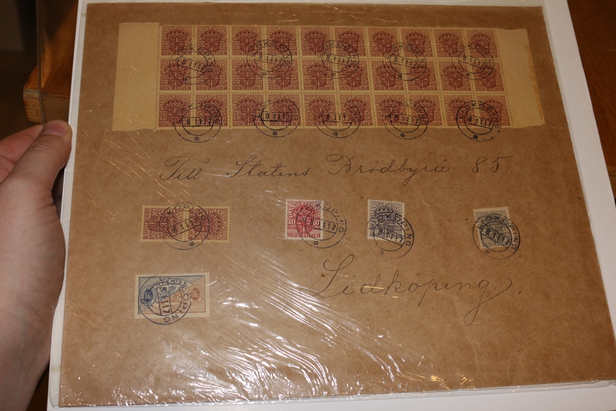Tj39 m.fl. Synnerligen vackert tjänstebrev med totalt 161,95 kronors porto med bl.a. 5 kr i 32 ex varav ett 30-block. Stämplat LIDKÖPING 8.11.17. Ett verkligt praktobjekt med en sällsynt frankering!