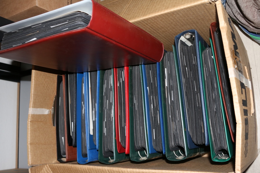 Nst 59. Stor samling hela Sverige i 12 fullmatade visirpärmar, sorterat på ortnamn A-Ö. Många på klipp, men också lösa märken. Tusen och åter tusentals märken att gå igenom, en stor, full flyttlåda!