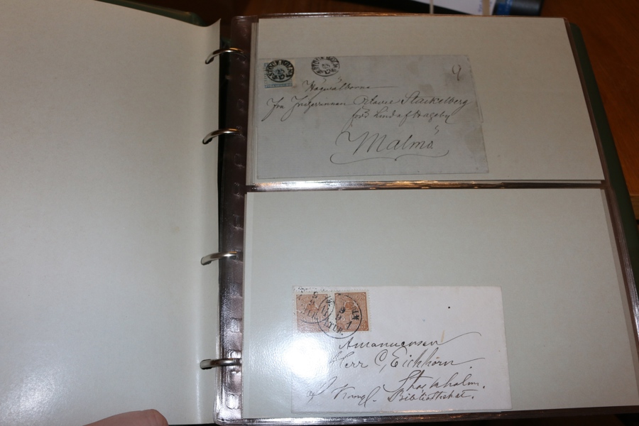 Pärm med brev 4 sk bco-sekelskiftet med bra spridning på både utgåvor, och avsändningsorter. Bl.a. rek och tilläggsfrankerade helsaker. Besiktiga!