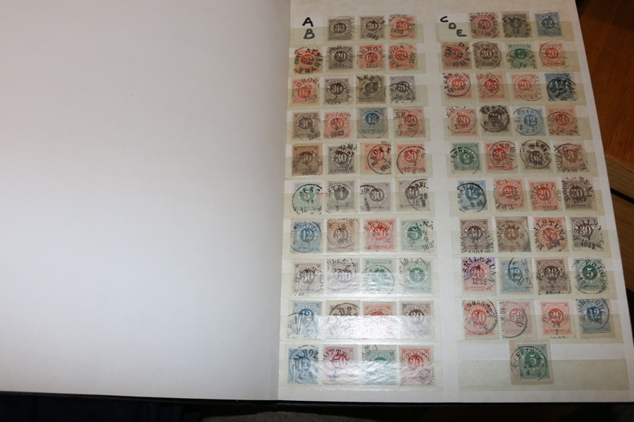 RINGTYP. Insticksalbum 16 sidor (ca 500 frimärken) mest tandning 13-posthorn, sorterade på begynnelsebokstav A-Ö. Blandad stämpelkvalitet, se bildexempel för egen bedömning!