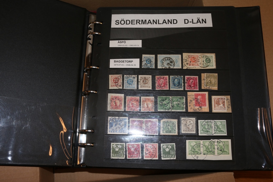 SÖDERMANLAND. Två visirpärmar med ortsstämplar sorterat A-Ö. Åtskilliga hundra märken, vapen-semimodernt.