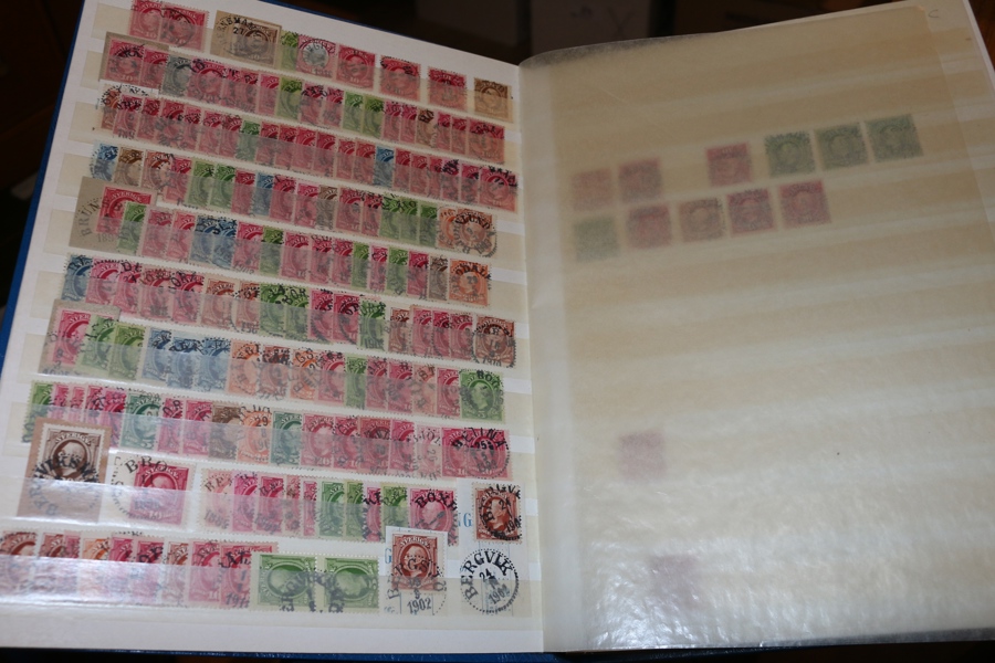 Oscar II. Insticksbok om 32 sidor, välfylld med stämplar på Oscar II. Tycks sorterat på bokstav A-Ö med hyfsad stämpelkvalitet inkl en del vackra.