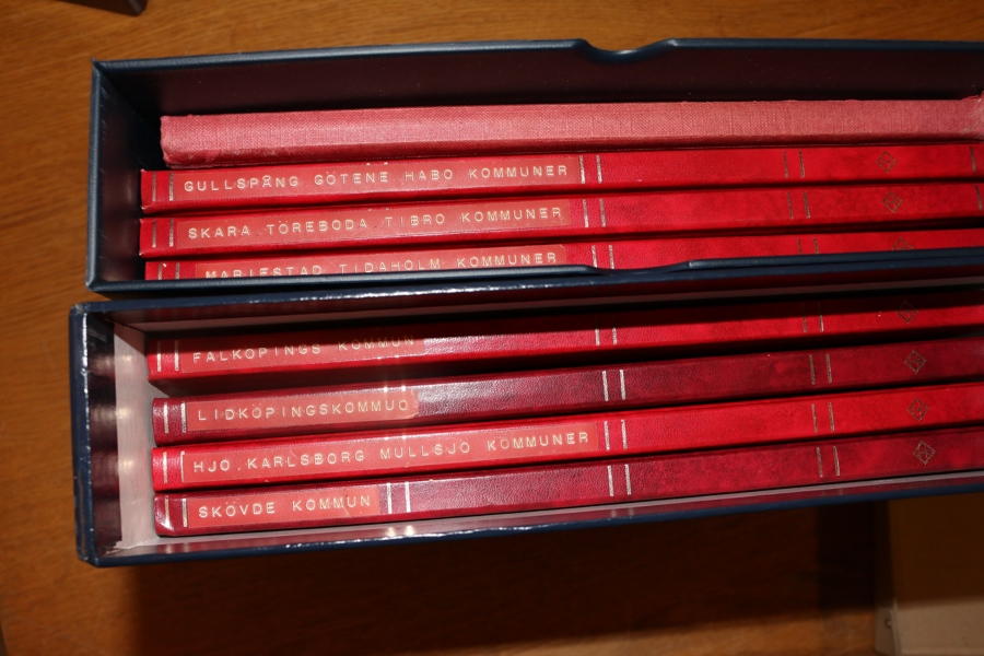 Västergötland. Stämpelparti sorterat kommunvis i åtta insticksalbum, ganska välfyllt. Från ringtyp och framåt, mest 1900-tal.