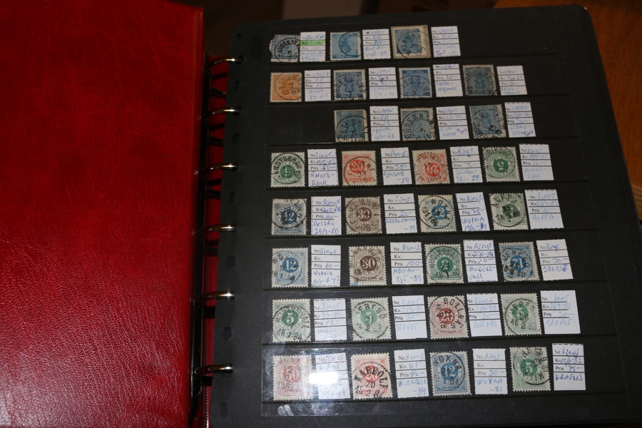 Hälsingland. Tjock visirpärm prissatta frimärken från vapentyp fram till 70-talet, samt några senare. Mer än 55 blad, oftast fulla!