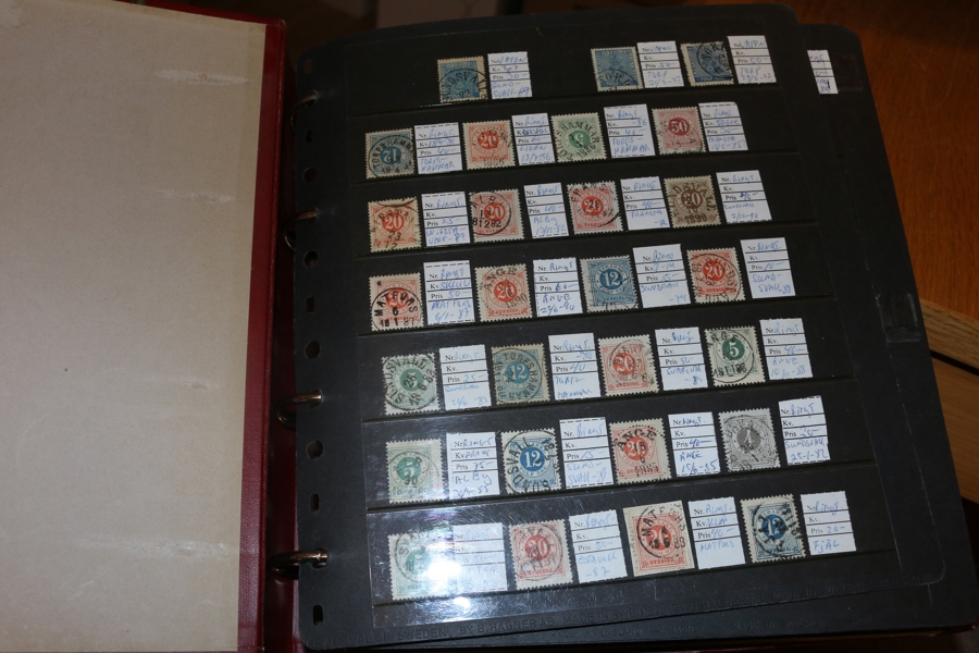 ÅNGERMANLAND+MEDELPAD. Visirpärm med ett 40-tal välfyllda blad, med prissatta stämplar vapen-modernt. Mycket material, se bildexempel!