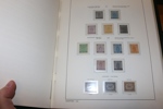 Synnerligen välfylld samling ostämplat/postfriskt 1855-1969 i Leuchtturmalbum med fickor.